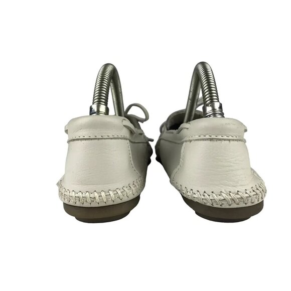 Minnetonka Womens Beige Leather Slip On Almond Toe Flat Boat Shoe‎ Size US 6.5 - Picture 5 of 10